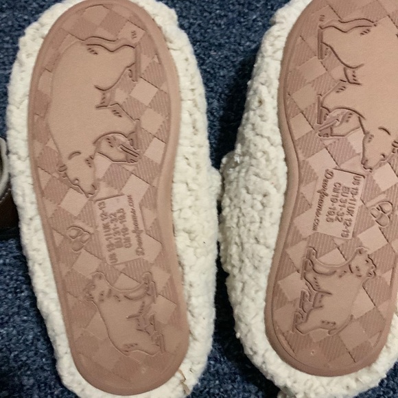 Dearfoams kids teddy bear slippers never been worn - Picture 3 of 4